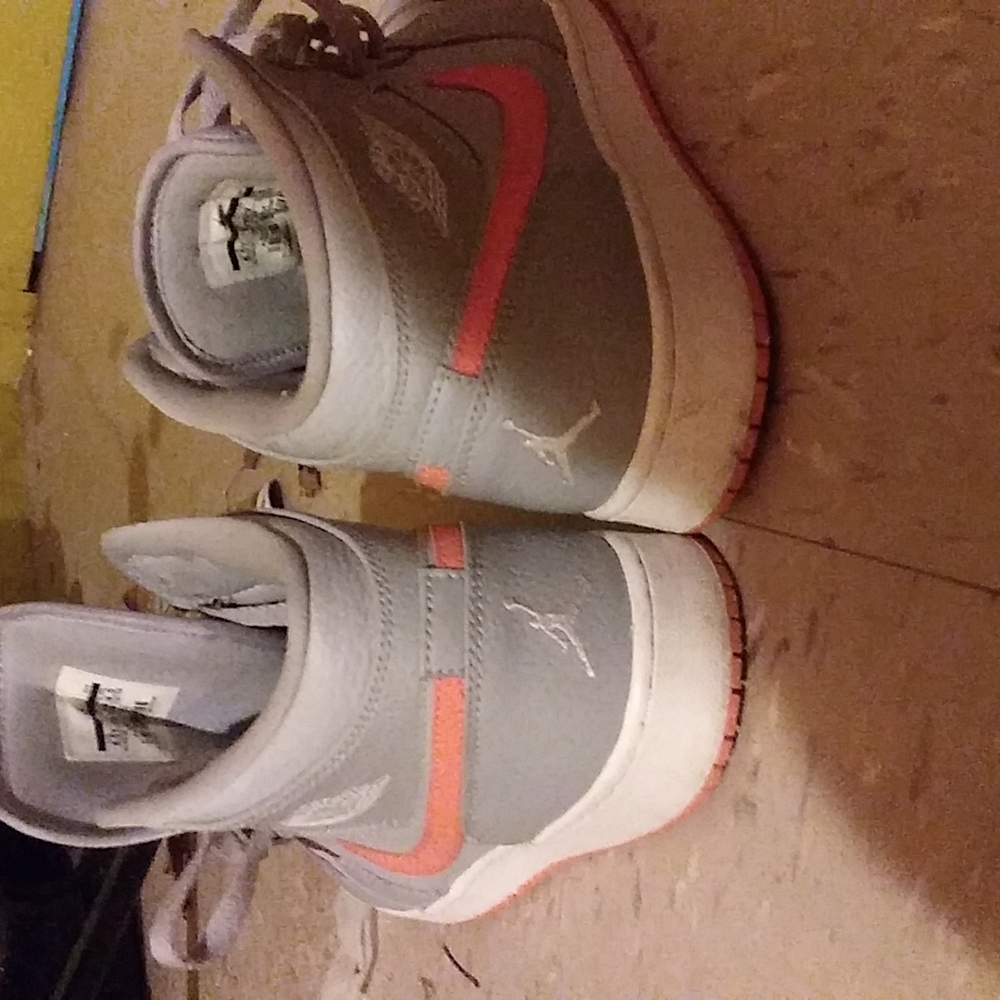 Jordan 1's mid